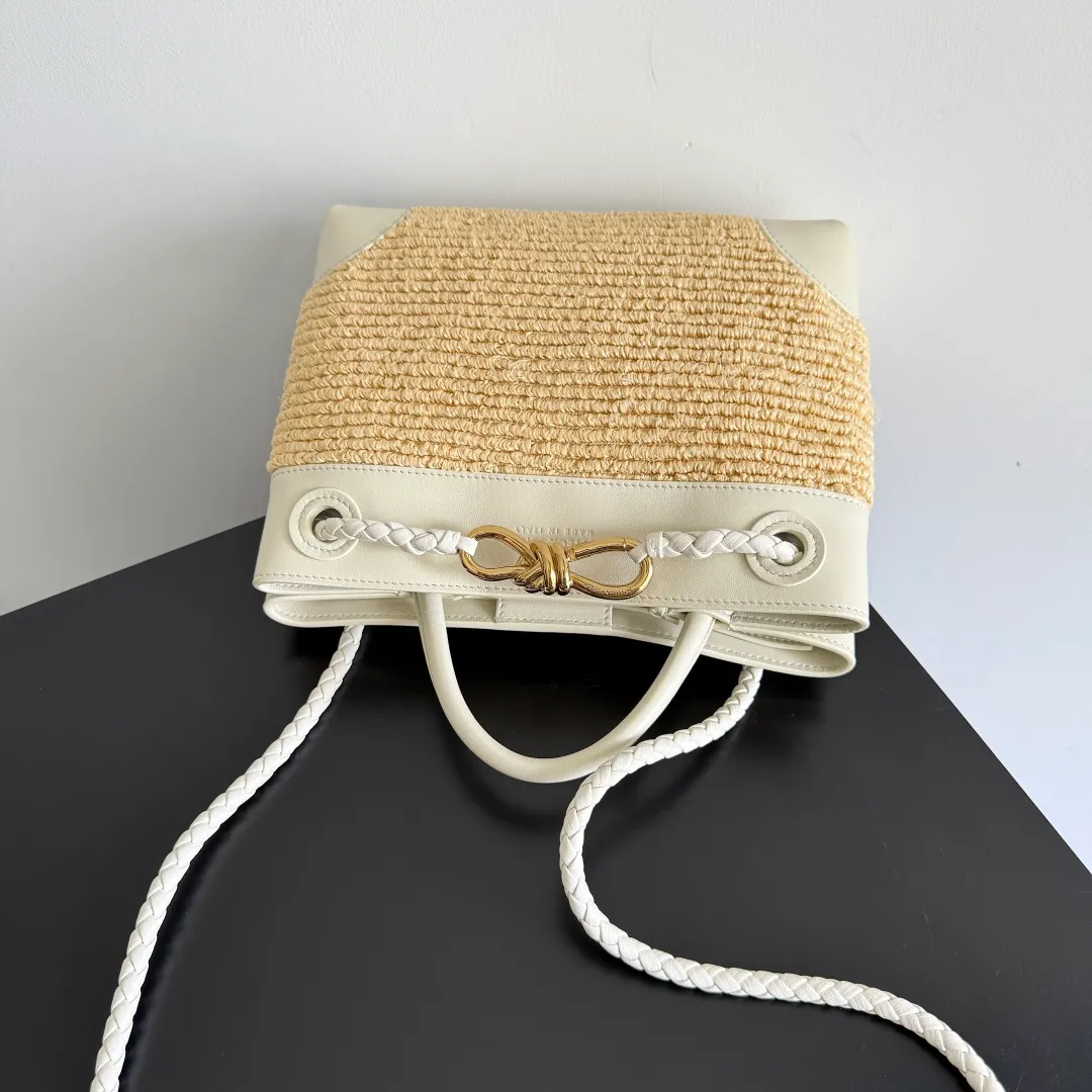 Batch 1960 Bottega Veneta's new SmallAndiamo | 🌞The best solution for summer relaxation! 🌾 Straw + leather splicing, natural materials collide with exquisite craftsmanship, and it has a sense of relaxation during the southern French holiday. It is suitable for daily commuting and weekend vacations. It is very stylish when you carry it with you. 💼 The practical capacity is amazing. It can easily store mobile phones, card holders, and powder compacts. The top opening and closing design makes it easy to access items and protects privacy. The whole is not redundant or cramped. It is a concrete interpretation of "less is more"! Unique woven texture + iconic gold buckle, low-key and high-end recognition, take it to the streets and turn heads when you put it on your back, as if you have brought lazy fashion into your life. BV’s new season aesthetics, fashionable and refined, come and take away this sense of relaxation~SmallAndiamo will become a high-end symbol in your style wardrobe that will never fade! Style number: 827478 (743568) Size: 25*20*10cm